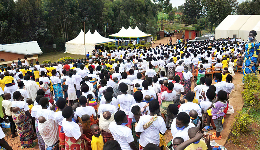 Dependents of ex-combatants during their sendoff ceremony at Nyarushishi Transit Centre, Rusizi District on Tuesday, November 17. / Photo: Courtesy.