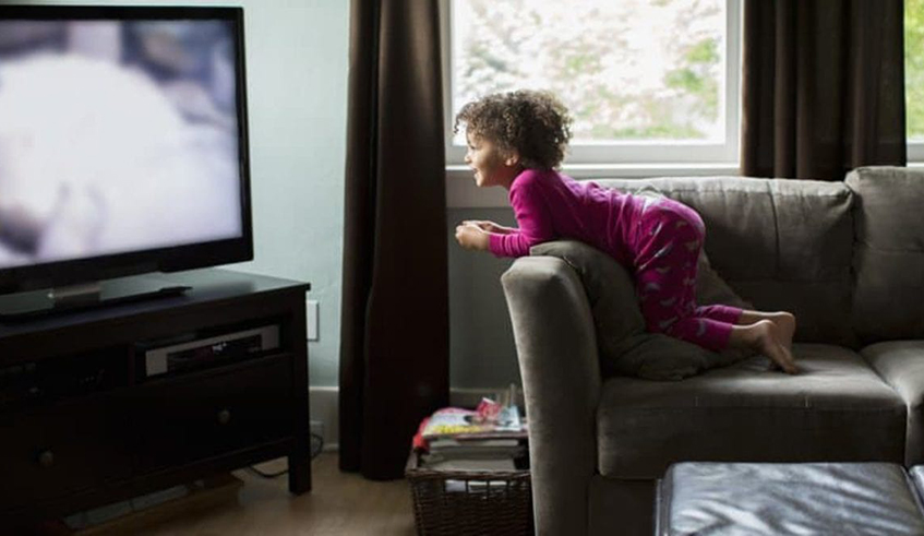 Evidence suggests that screen viewing has lasting negative effects on childrenu2019s language development, reading skills, and short term memory. / Photo: Net