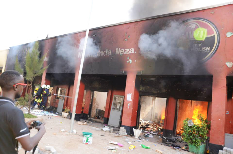Rwanda National Policeu2019s fire brigade team put out a blaze at a commercial building in Kigali. / Photo: Sam Ngendahimana.