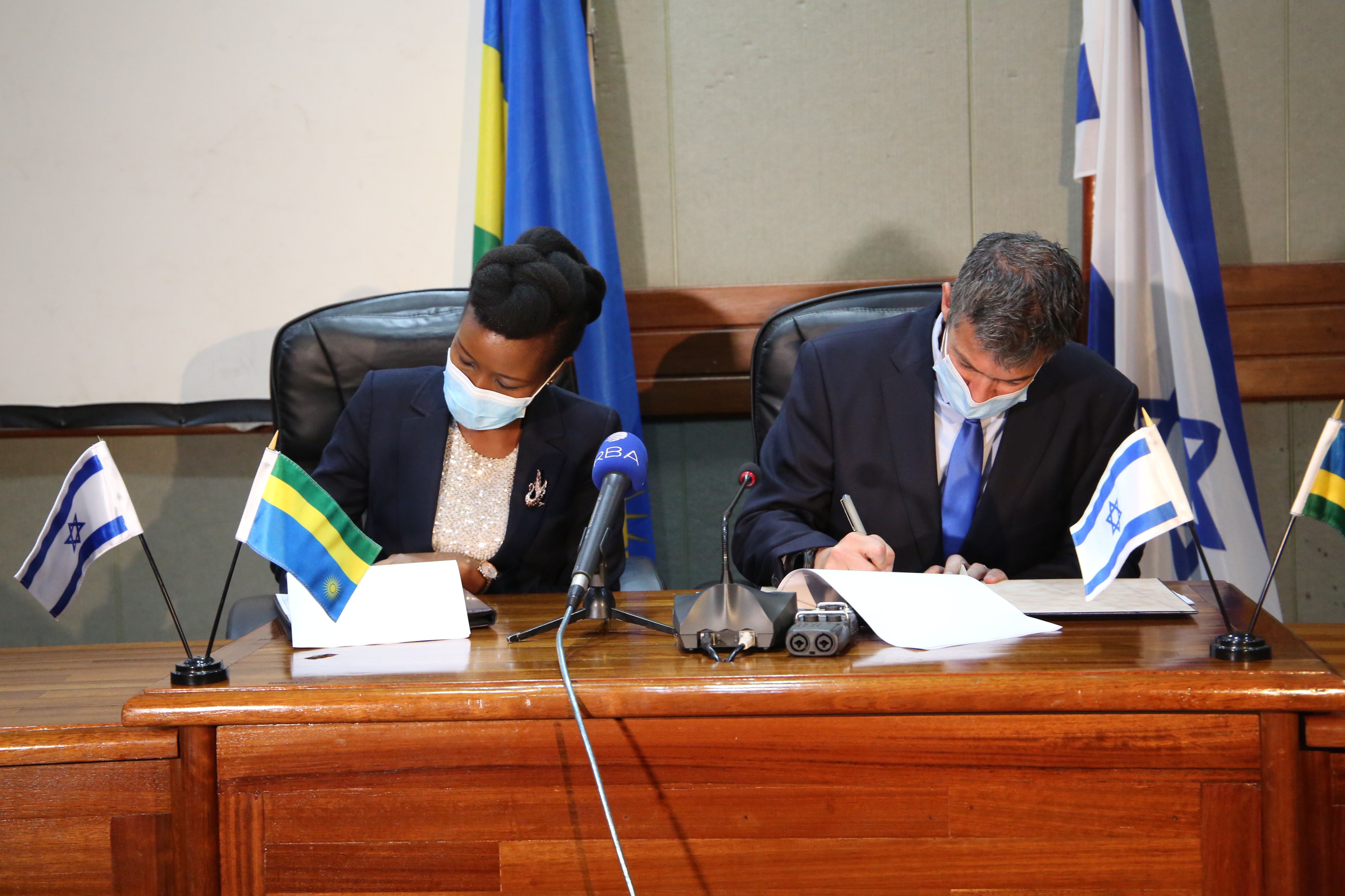 Minister of ICT and Innovation in Rwanda,Paula Ingabire and State Minister of Communication of Israel, Yoaz Hendel during the Signing  MoU of  promoting ICT Sector, in Kigali on Friday. / Craish Bahizi