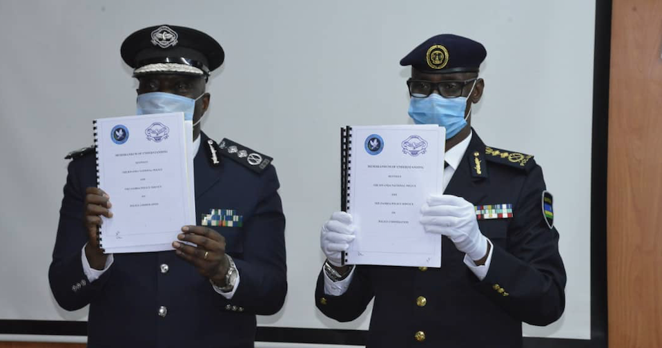 The two Police Chiefs holding copies of the signed cooperation pact. / Courtesy
