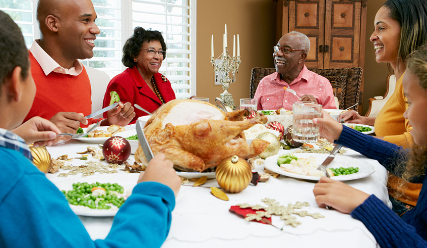 A family enjoys a festive season meal. / Photo: Net