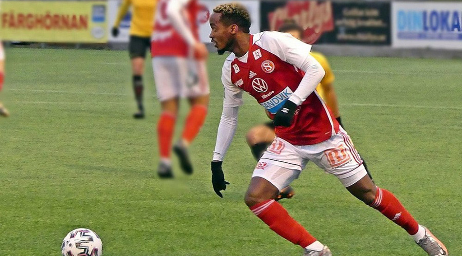 Amavubi midfielder Yannick Mukunzi has extended his stay at Swedish third division team Sandvikens IF. 