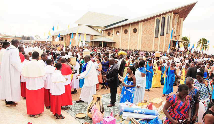 Catholic faithful bring offerings during Mass on Assumption Day at Kibeho, Nyaruguru District in 2017. / Photo: Sam Ngendahimana.