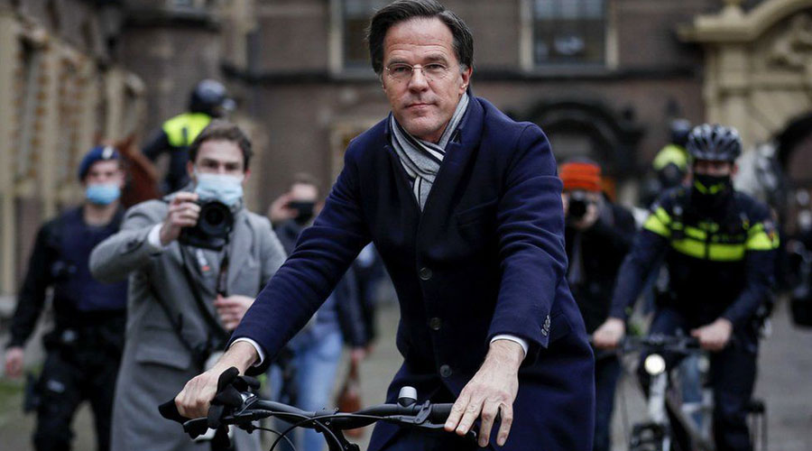 After a cabinet meeting the Dutch leader cycled to the palace to submit the government's resignation to King Willem-Alexander. 