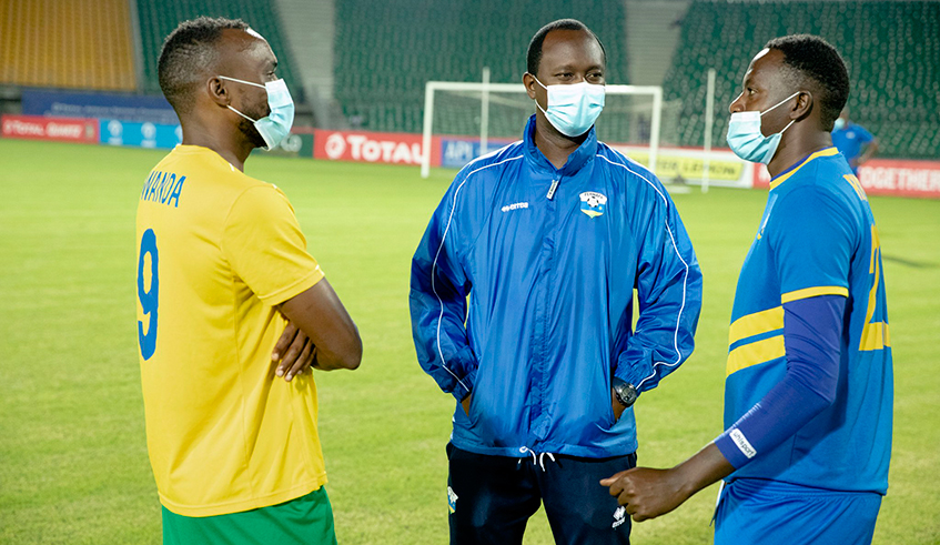 Amavubi Head coach Vincent Mashami interacts with goalkeeper Jean Luc Ndayishimiye (right) and striker Jacques Tuyisenge during a past training session. / Photo: Courtesy.