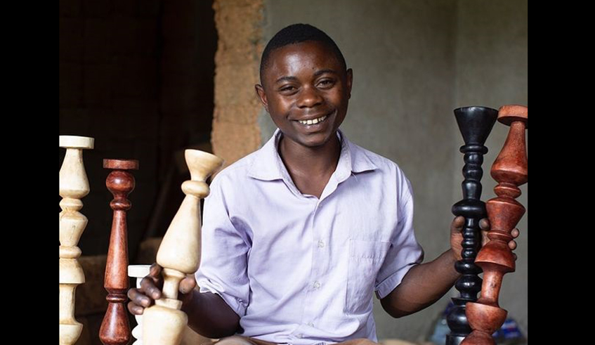 An artisan shows off some of his handmade products. / Photos: Courtesy.