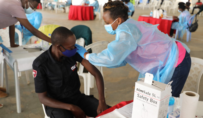 1,250 guards and staff members of private security companies in Kigali has received their first jabs of the Covid19 vaccine on Saturday. / Craish Bahizi