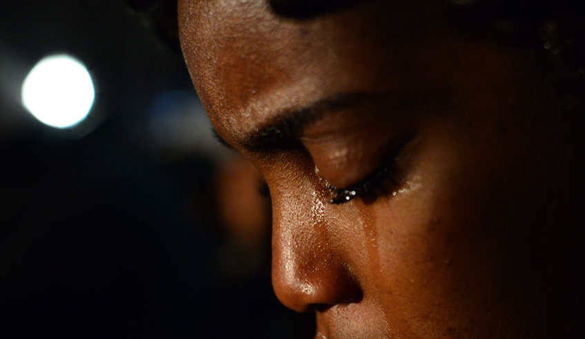 When grieving the loss of a loved one, seek out face-to-face support from people who care about you. / Net photo