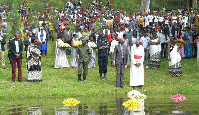 Mourners observe a moment of silence during a commemoration event in honour of victims who were thrown into rivers and lakes during the 1994 Genocide against the Tutsi. / Photo: File.