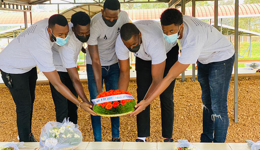 APR basketball players lay a wreath at the Nyanza memorial site. / Photo: Courtesy.