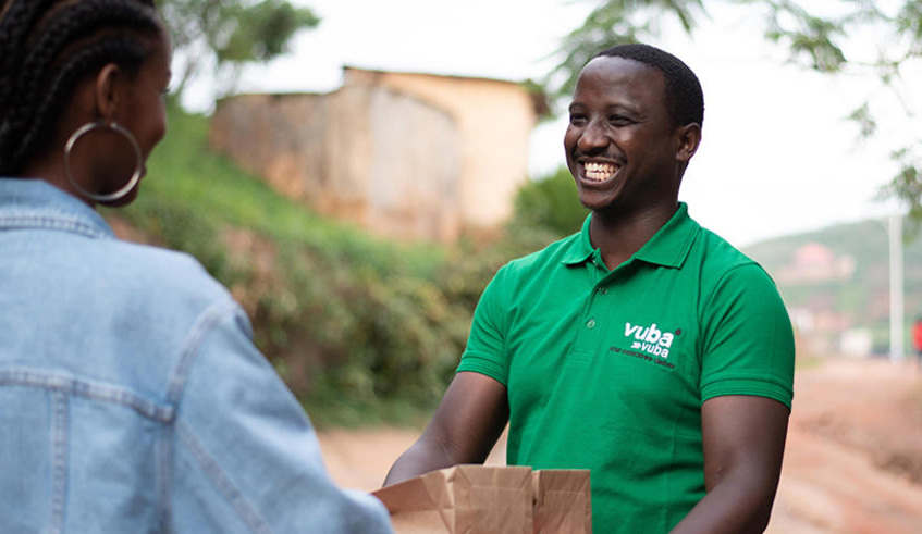 A client receives grocery bag from Vuba Vuba delivery worker that she bought online. Covid-19 has highlighted the importance of embracing a digital transformation in our daily lives as companies scrambled to go online or to offer remote working. / Net photo.