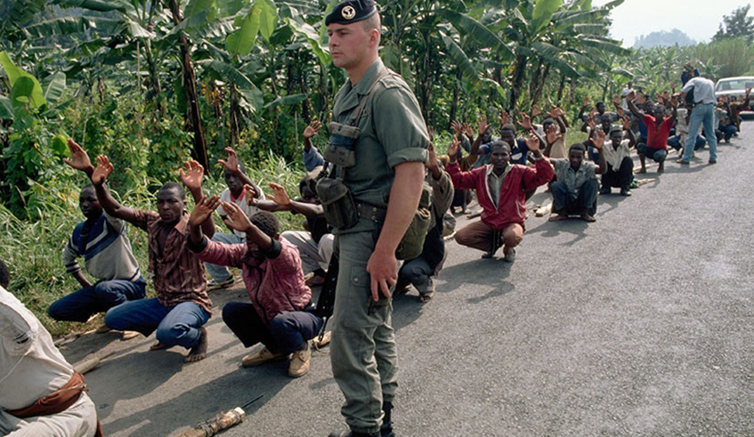 A French soldier supervises the training of Interahamwe militiamen in 1994. / Photo: File.
