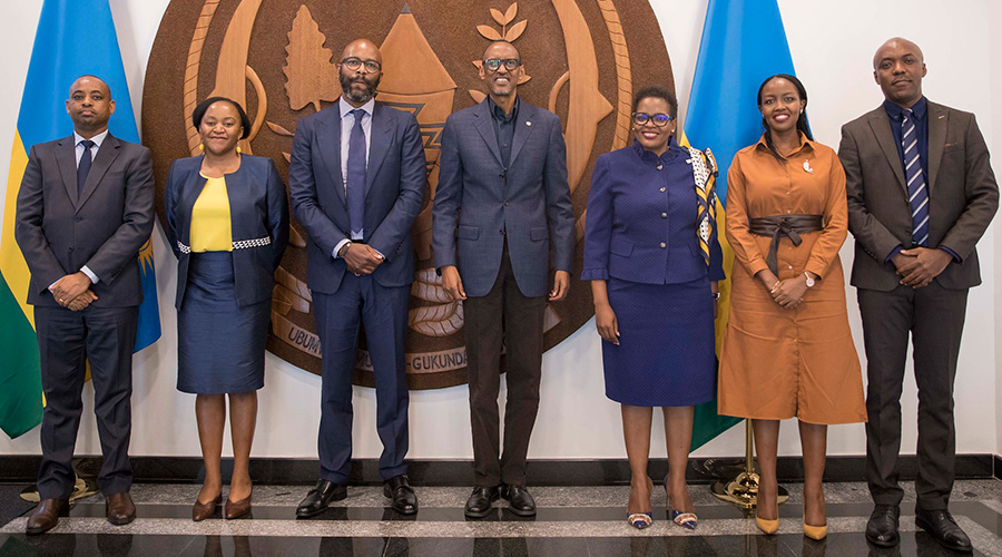 President Paul Kagame is joined by Ralph Mupita, MTN Group CEO (3rd left); Yolanda Cuba, MTN Group Regional VP (3rd right); Paula Musoni, Rwandau2019s Minister for ICT (2nd right)' Mitwa Ngu2019ambi, MTN Rwanda CEO, (2nd left); Ernest Nsabimana, Director-General of RURA (right); and Emmanuel Mugabe, Office of the President (left). 
