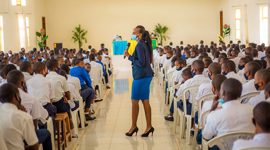 Miss Rwanda 2021 Grace Ingabire during her tour at Mater Dei Secondary School last weekend. 