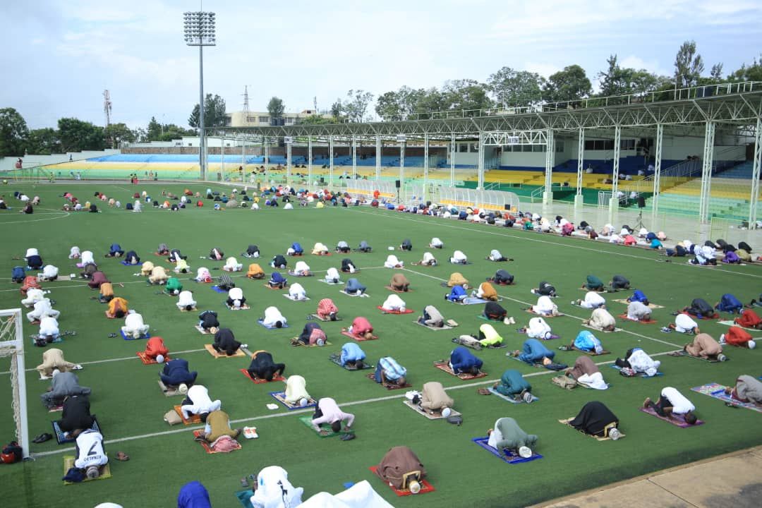 Worshipers keeping physical distancing during prayers. (Dan Nsengiyumva)