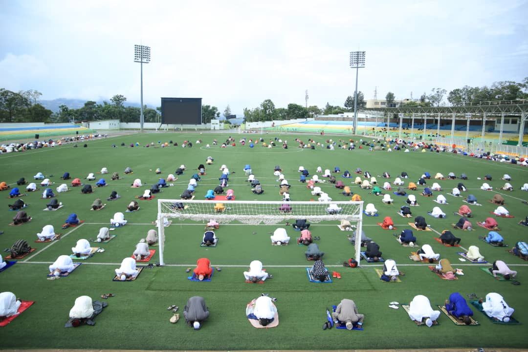 Worshipers keeping physical distancing during prayers. (Dan Nsengiyumva)