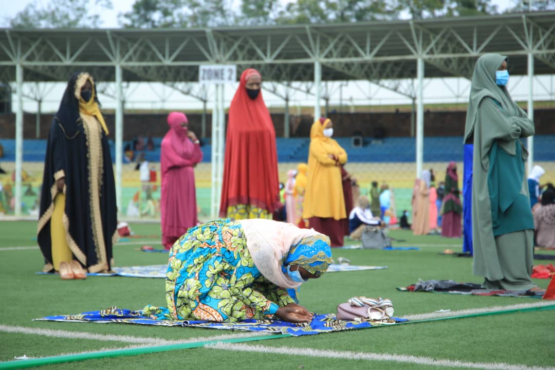 Worshipers wearing protective face masks to observe the Covid-19 guidelines. (Dan Nsengiyumva)