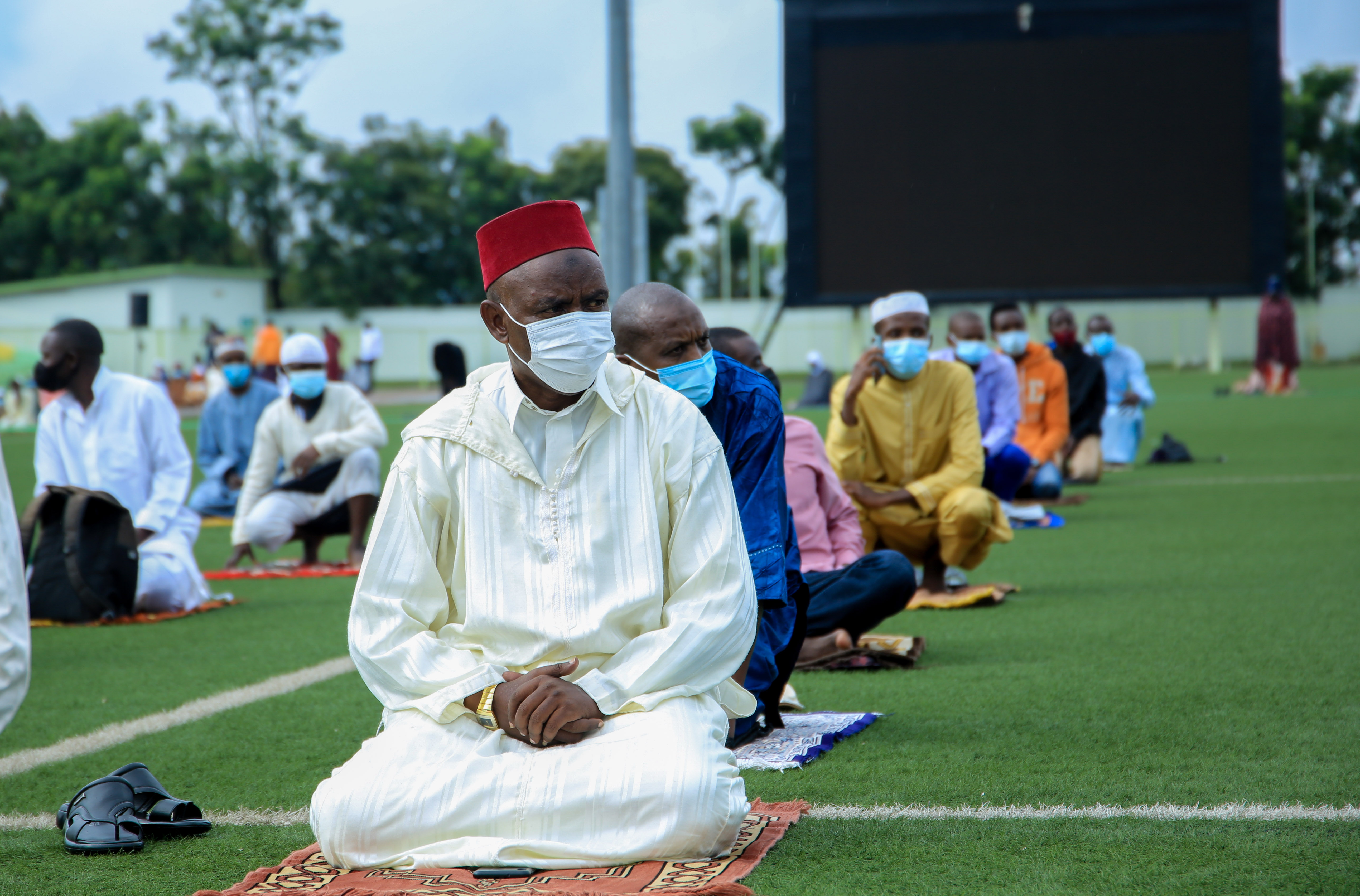 Worshipers wearing protective face masks to observe the Covid-19 guidelines. (Dan Nsengiyumva)