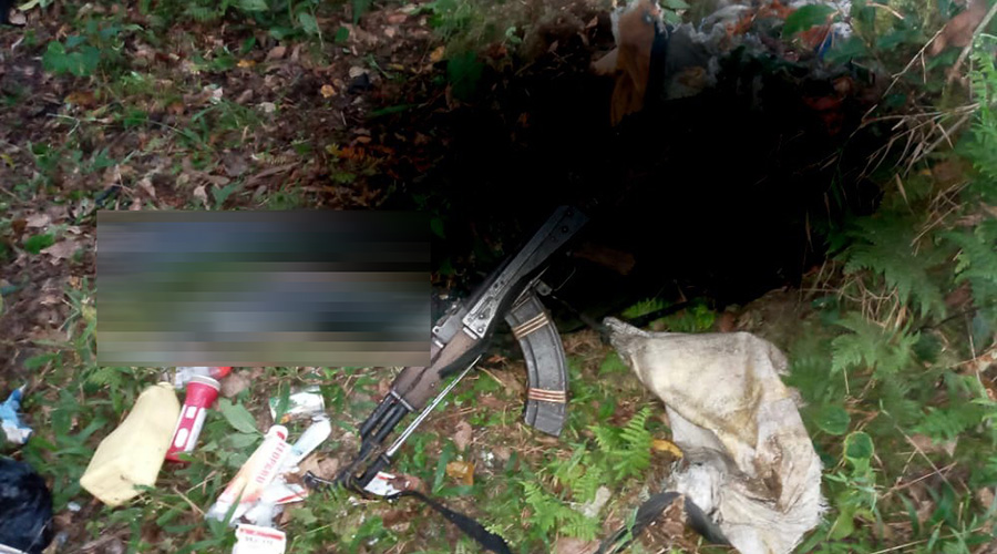 A recovered gun and other military equipment at the scene in Bweyeye, Rusizi District. 