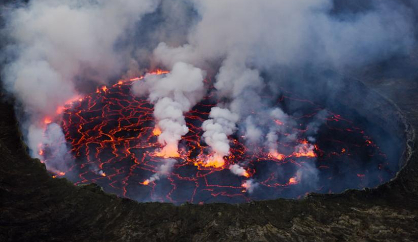Lava lake on Mount Nyiragongo volcano spews gas into the sky. / Photo: File.