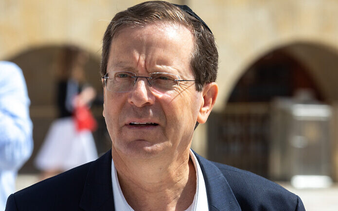 Presidential candidate Isaac Herzog visits the Western Wall in the Old City of Jerusalem, June 1, 2021. 