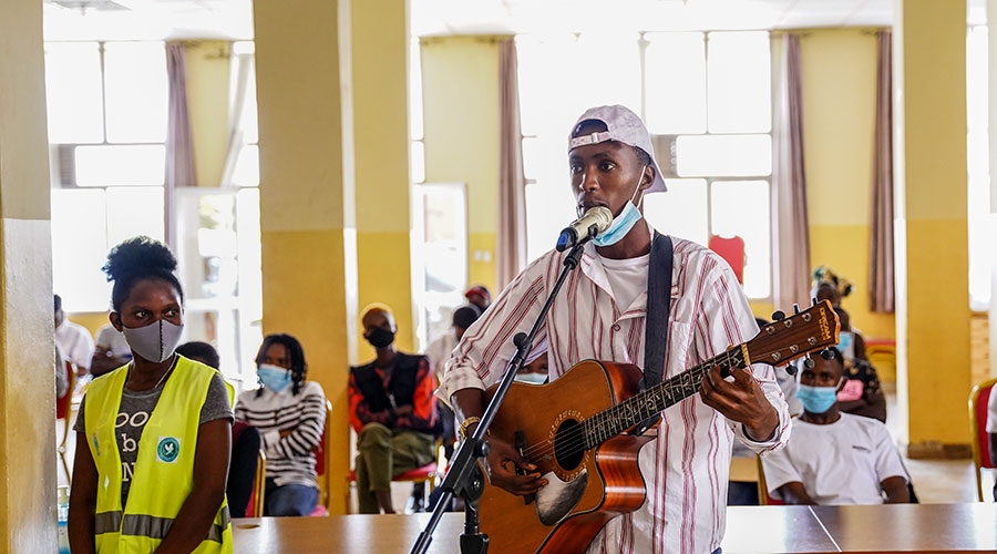 Contestant Didier Tega Shema performs a traditional song during the event at Remera Sector on June 11.  / Photos: Dan Nsengiyumva
