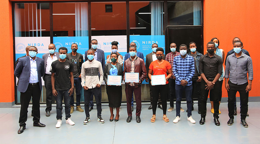 Young innovators who participated in the competition of Innovate for Industry and later incubated to improve their projects during the graduation on June 18. 