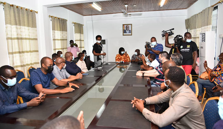 Aisa Kirabo Kacyira, Rwandau2019s High Commissioner to Ghana, speaks during a meeting between the Rwandan delegation and Ghanaian business operators in Accra. The two countries committed to forging joint partnerships in tourism and trade. / Photo: Courtesy.