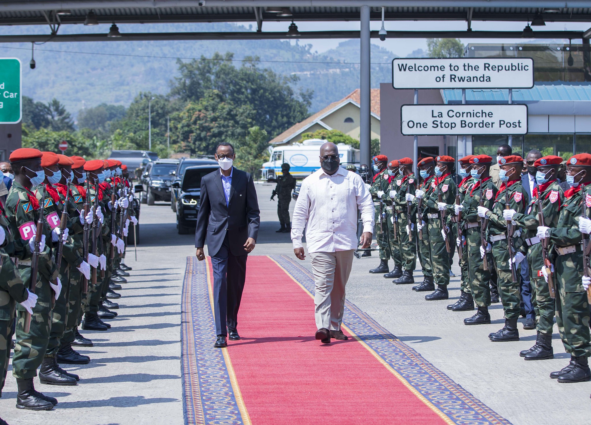Tshisekedi welcomes Kagame to Goma. 