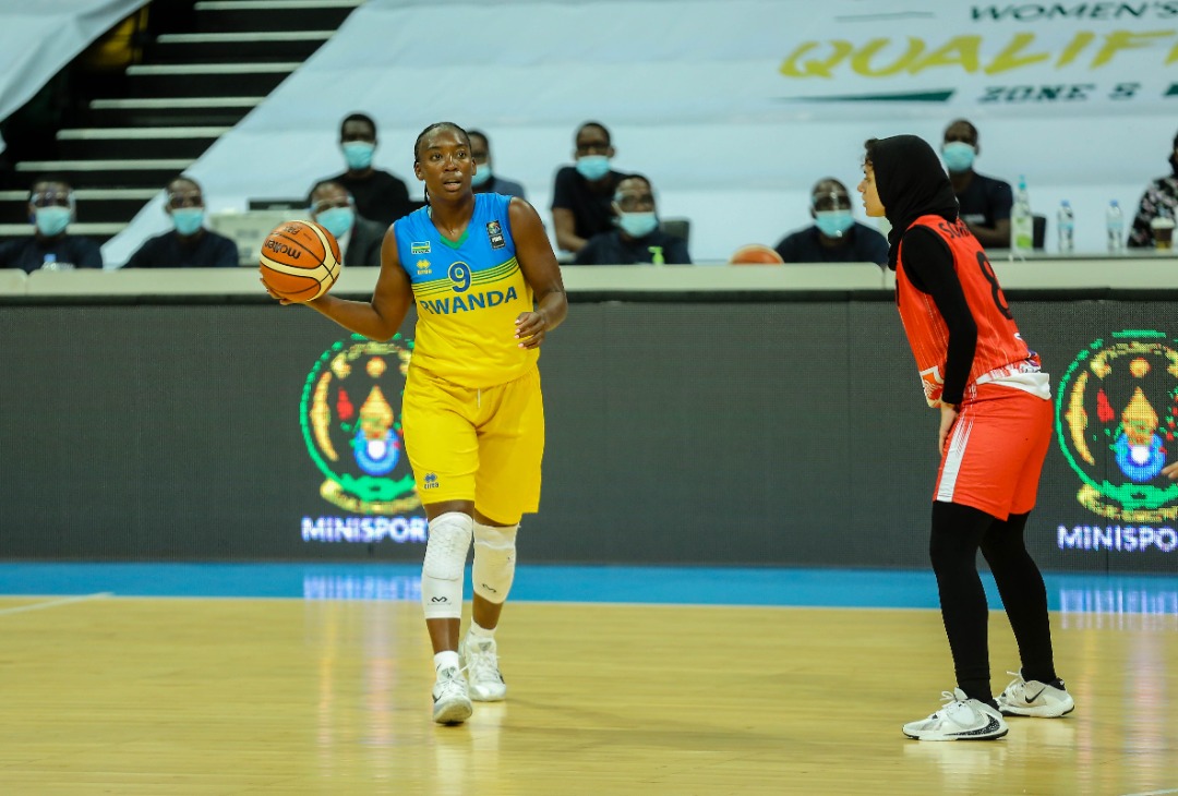 Rwanda's women basketball captain, Tierra Monay Henderson, in action against Egypt yesterday. She's called on her teammates to be physically and mentally ready for South Sudan. (Photo: Dan Nsengiyumva) 