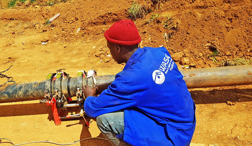 A WASAC technician fixes a water pipe at Kanombe in Kigali. / Photo: File.
