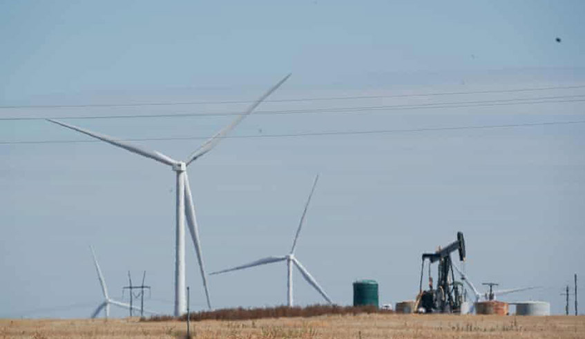 Wind turbines spin as a pump jack pulls up oil in west Texas. / Photo: Net
