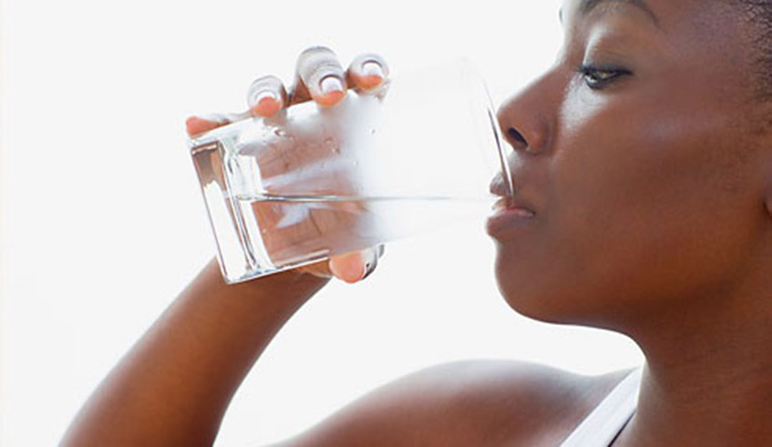 To prevent dehydration, you should drink enough fluid daily. Photo/ Net