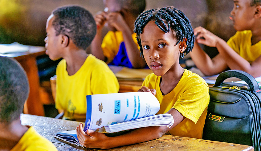 Children read a book in the classroom. / Photo: File.