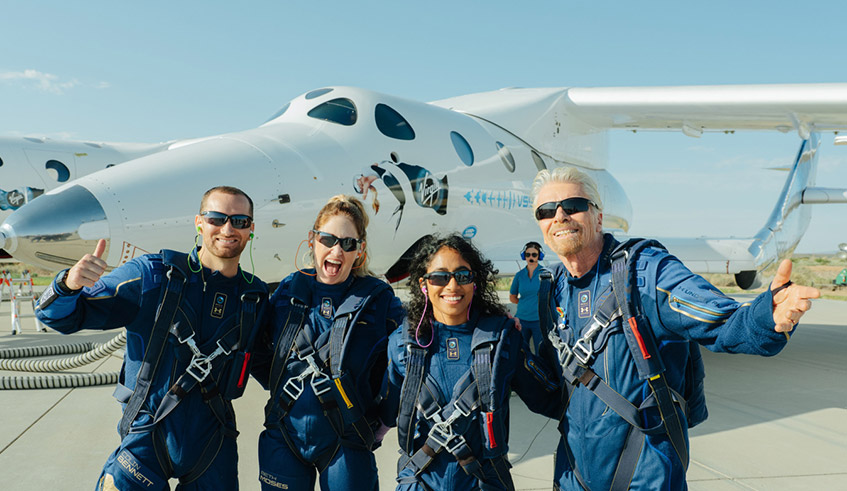 Billionaire entrepreneur Richard Branson (right) and five crew members successfully traveled to the edge of space in July. / Net photo.