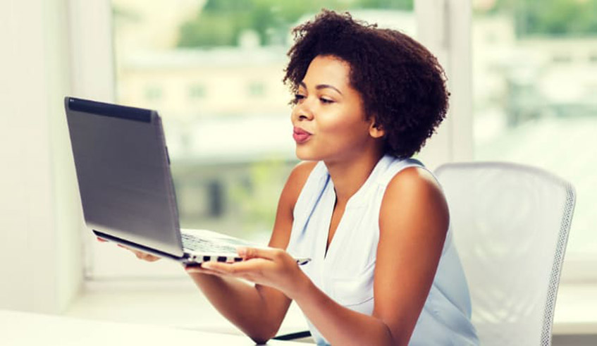 Although many applaud online dating, some people crticise it for downplaying the intimate part of it. Photo/net.