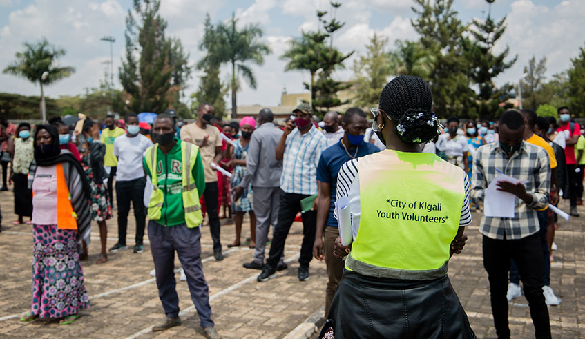 Hundreds of youths in Remera turned up to get their first dose of Covid-19 vaccine during a new vaccination campaign that started on Monday, August 23. The campaign, which will last two weeks, targets to inoculate 300,000 people aged 18 years and above. / Photo: Dan Nsengiyumva.
