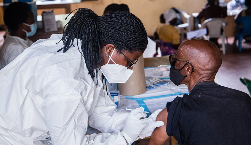 Hundreds of youths in Remera turned up to get their first dose of Covid-19 vaccine during a new vaccination campaign that started on Monday, August 23. The campaign, which will last two weeks, targets to inoculate 300,000 people aged 18 years and above. / Photo: Dan Nsengiyumva.