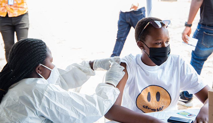 Hundreds of youths in Remera turned up to get their first dose of Covid-19 vaccine during a new vaccination campaign that started on Monday, August 23. The campaign, which will last two weeks, targets to inoculate 300,000 people aged 18 years and above. / Photo: Dan Nsengiyumva.