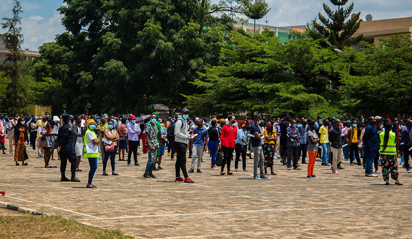 Hundreds of youths in Remera turned up to get their first dose of Covid-19 vaccine during a new vaccination campaign that started on Monday, August 23. The campaign, which will last two weeks, targets to inoculate 300,000 people aged 18 years and above. / Photo: Dan Nsengiyumva.