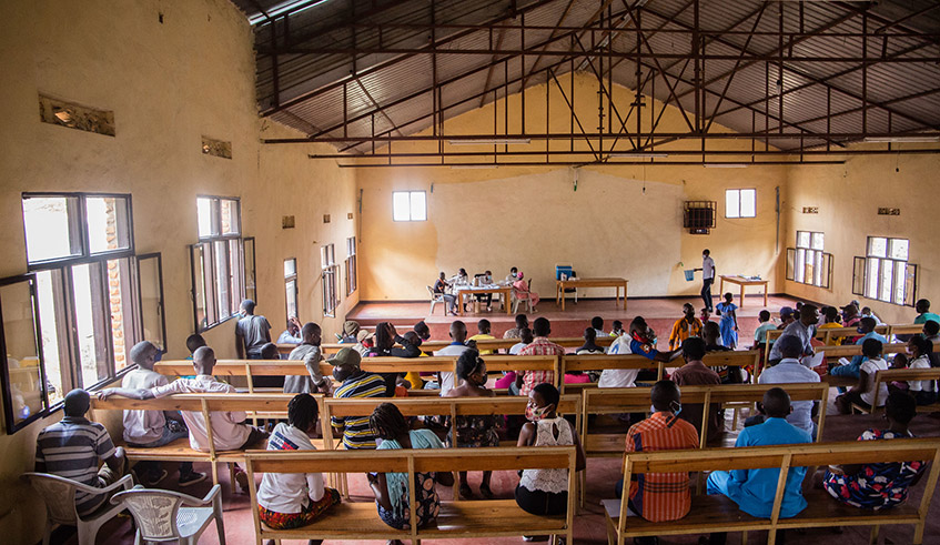 Hundreds of youths in Remera turned up to get their first dose of Covid-19 vaccine during a new vaccination campaign that started on Monday, August 23. The campaign, which will last two weeks, targets to inoculate 300,000 people aged 18 years and above. / Photo: Dan Nsengiyumva.