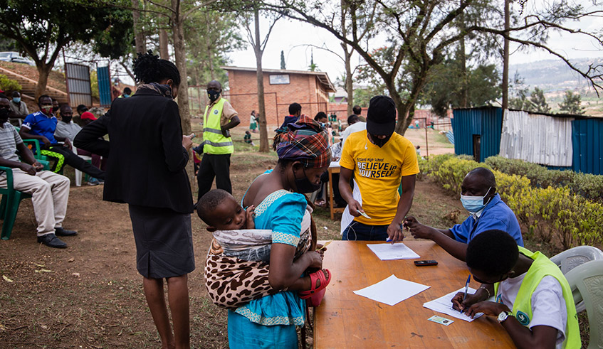 Hundreds of youths in Remera turned up to get their first dose of Covid-19 vaccine during a new vaccination campaign that started on Monday, August 23. The campaign, which will last two weeks, targets to inoculate 300,000 people aged 18 years and above. / Photo: Dan Nsengiyumva.