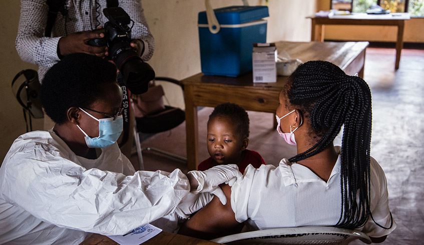 Hundreds of youths in Remera turned up to get their first dose of Covid-19 vaccine during a new vaccination campaign that started on Monday, August 23. The campaign, which will last two weeks, targets to inoculate 300,000 people aged 18 years and above. / Photo: Dan Nsengiyumva.