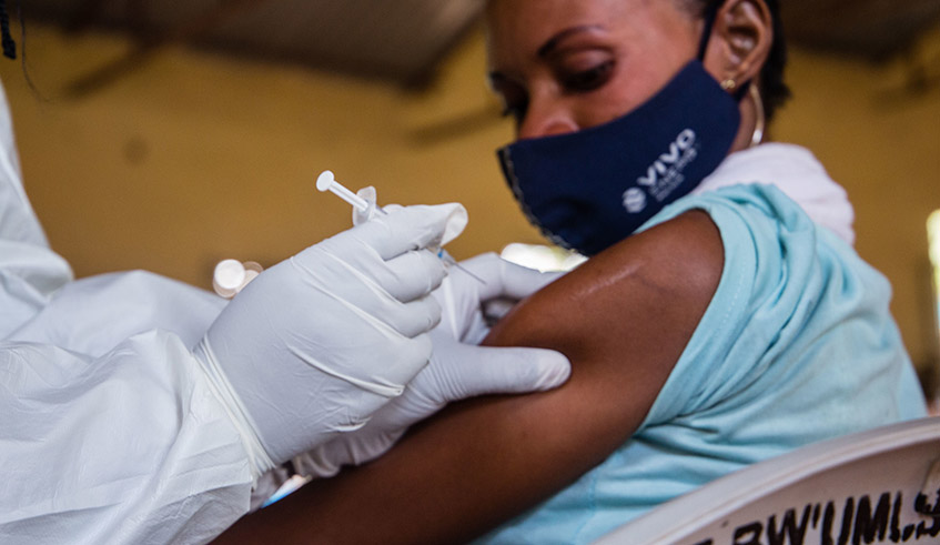 Hundreds of youths in Remera turned up to get their first dose of Covid-19 vaccine during a new vaccination campaign that started on Monday, August 23. The campaign, which will last two weeks, targets to inoculate 300,000 people aged 18 years and above. / Photo: Dan Nsengiyumva.