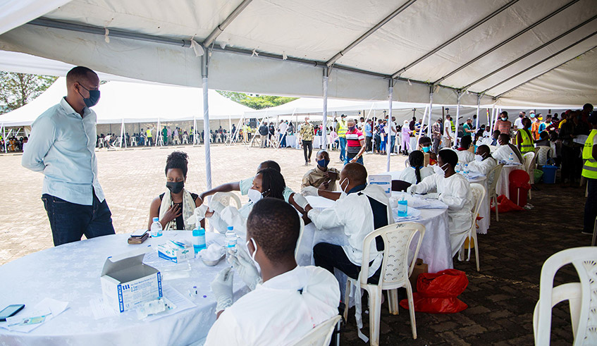 Hundreds of youths in Remera turned up to get their first dose of Covid-19 vaccine during a new vaccination campaign that started on Monday, August 23. The campaign, which will last two weeks, targets to inoculate 300,000 people aged 18 years and above. / Photo: Dan Nsengiyumva.