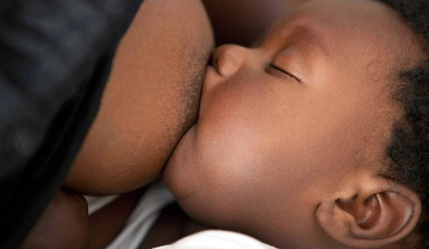 A woman breastfeeds her baby. / Photo: File.