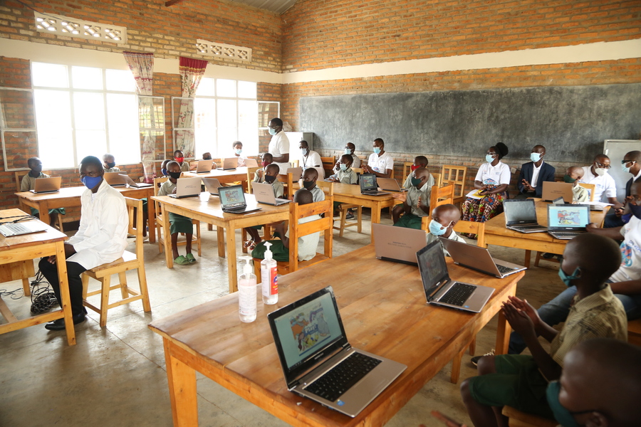 Students in the smart classroom demonstrated to the visitors how the software works.