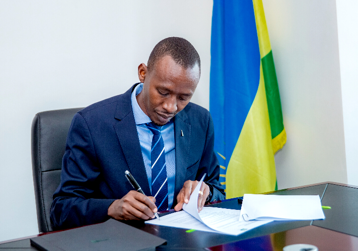 Nick Barigye, the Chief Executive of Rwanda Finance Limited, signs an MoU with the Monetary Authority of Singapore in Kigali on August 26. / Photo: Olivier Mugwiza.