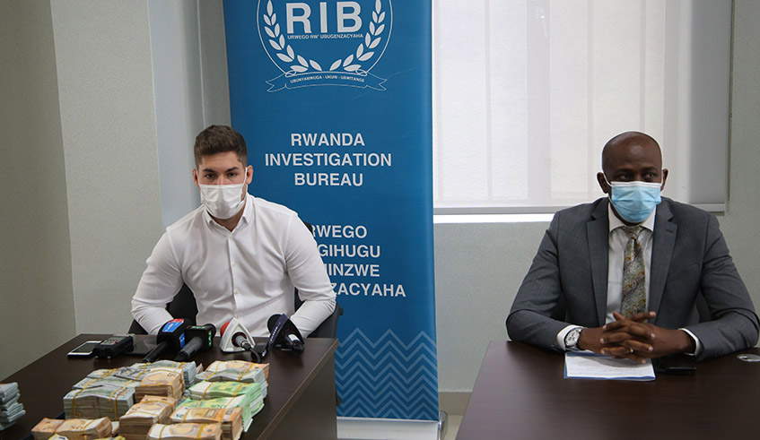 Hungarian investor Skare Jonas (left) and RIB spokesperson Thierry Murangira during the handover of Rwf770 million back to Jonas, who had lost about Rwf1 billion to a crime ring, back in June. / Photo: Craish Bahizi.